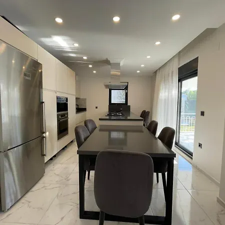 Inviting 4-bed Lina With Lux Pool *