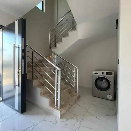 Inviting 4-bed Lina With Lux Pool Βίλα